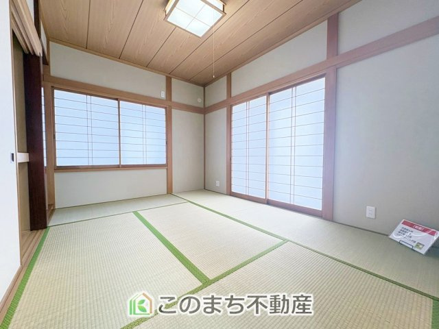 小山市雨ケ谷新田再生住宅の和室|LDKに隣接しており、シーンに合わせて一体利用も可能です♪お子様のお昼寝スペースやプレイルーム・家事室・客間など、多目的にお使いいただけます。
