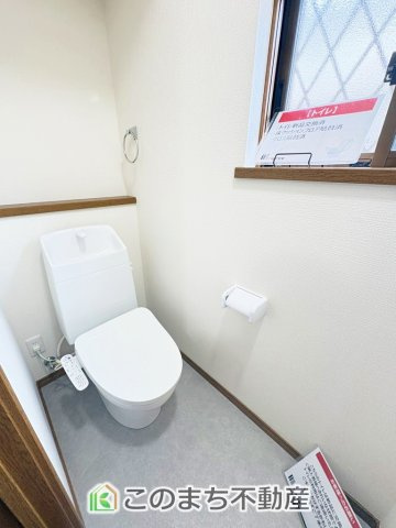 小山市雨ケ谷新田再生住宅のトイレ|小窓から換気ができて清潔なトイレスペース☆温水洗浄便座搭載です！
