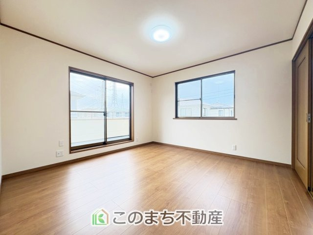 小山市雨ケ谷新田再生住宅の洋室|陽光がふんだんに降り注ぐお部屋です。陽だまりの空間で、プライベートなお家時間も快適にお過ごしいただけます♪

