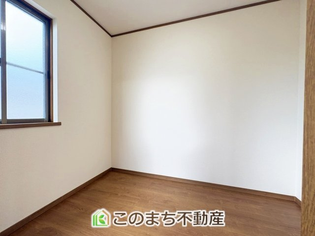 小山市雨ケ谷新田再生住宅の収納|約3帖の大型ウォークインクローゼットで収納もたっぷり確保しています。大型荷物も収納できて便利ですね！