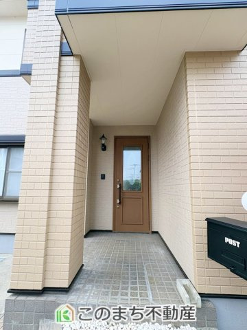小山市雨ケ谷新田再生住宅の玄関|玄関周りは家の顔！スタイリッシュな玄関が特徴です！
