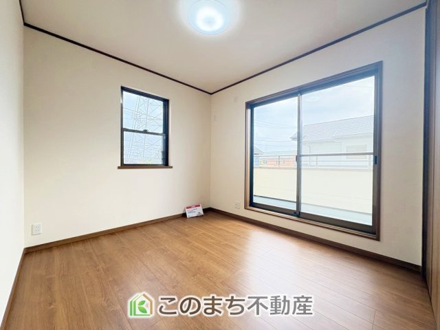 小山市雨ケ谷新田再生住宅の洋室|採光も確保されたお部屋です。大きいベッドを置いても余裕のあるゆとり空間。
