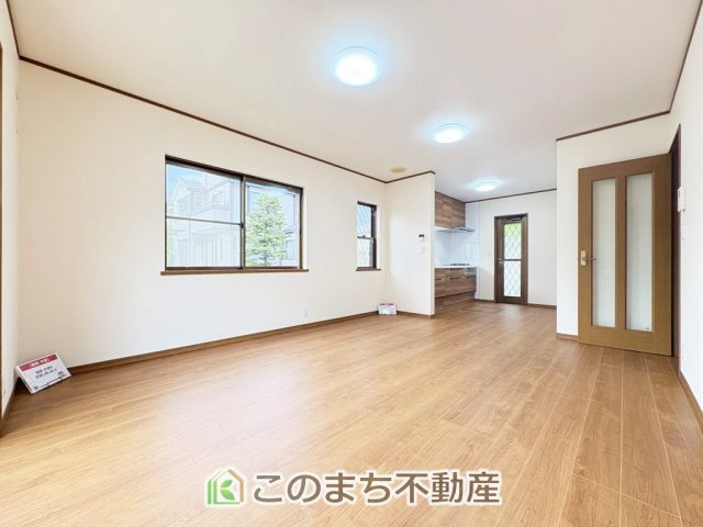 小山市雨ケ谷新田再生住宅の居間・リビング|オープンでのびやかな空間を生み出す、こだわりの広がりとゆとり。家族と過ごす時間を大切にしたい方にぴったりの明るくゆとりある住空間です。
