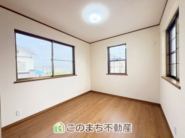 小山市雨ケ谷新田再生住宅の洋室|日当たりが良く明るい洋室です。クローゼット付きで家具の配置がしやすく居心地の良いプライベート空間を演出します。

