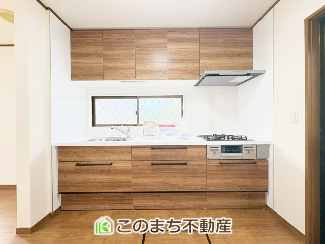 小山市雨ケ谷新田再生住宅のキッチン|毎日使うキッチン周りが綺麗で清潔に保たれていると、お料理を作るのも楽しくなりますよね。機能性とデザイン性を持たせたキッチンで気持ちよくお料理が出来そうです。
