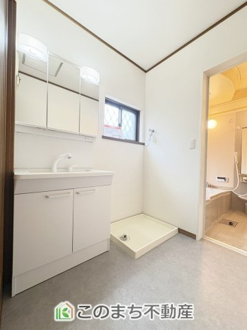 小山市雨ケ谷新田再生住宅の独立洗面台|収納豊富な3面鏡の洗面台にはハンドシャワー完備です
