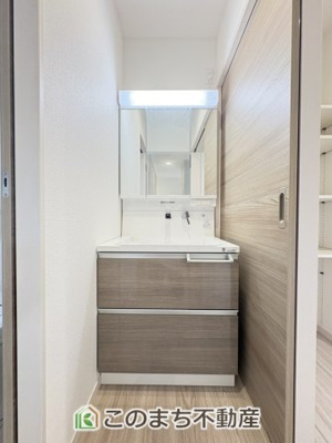 【独立洗面台】 | クライン小山市間々田第4期　  | 伸びるホースのシャワー洗面台で朝の身支度や洗面台のお掃除もラクラク♪タオルの収納に便利な収納棚もございます☆
