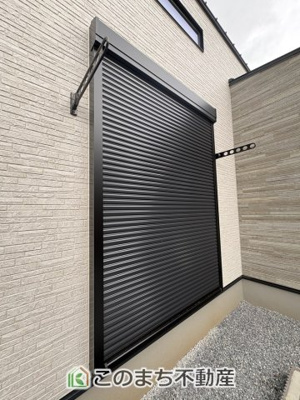【設備】 | クライン小山市間々田第4期　  | 掃き出し窓にはシャッター雨戸が備付られており安心感があります☆