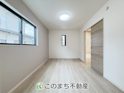 【洋室】 | クライン小山市間々田第4期　  | 窓が多く明るい室内が好印象☆