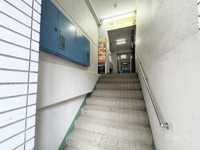 林田ビルのロビー|階段☆