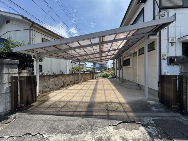 高崎市江木町　中古住宅の駐車場|駐車場は縦列3台駐車が可能です！