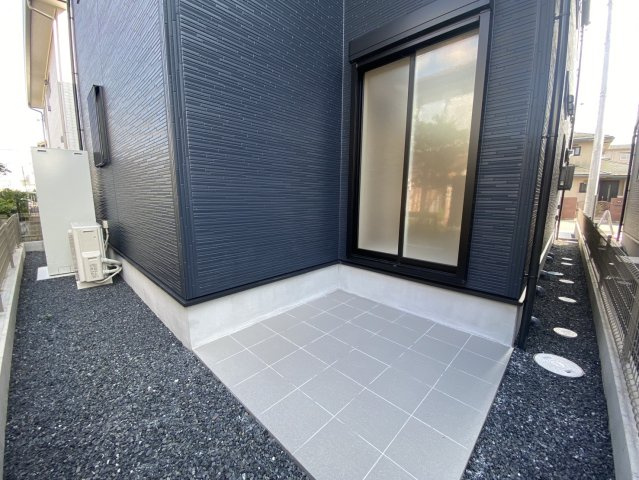 【ブルーミングガーデン】宇都宮市東原町 全2棟の設備|〇2号棟　ランドリールームへ〇
外からランドリールームに出入り可能♪シャッター付ですので防犯面でも安心です。
※2026年8月撮影