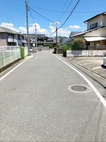 那珂川市恵子5丁目 中古戸建の前面道路含む現地写真|前面道路幅員：6.25ｍ