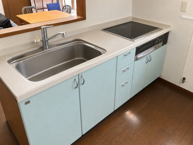 那珂川市恵子5丁目 中古戸建のキッチン|お手入れしやすいシステムキッチン！ＩＨの３口コンロです！
（※AI加工により荷物を消去しています）