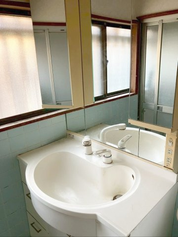 那珂川市恵子5丁目 中古戸建の独立洗面台|三面鏡タイプで使い勝手が良い洗面化粧台です！