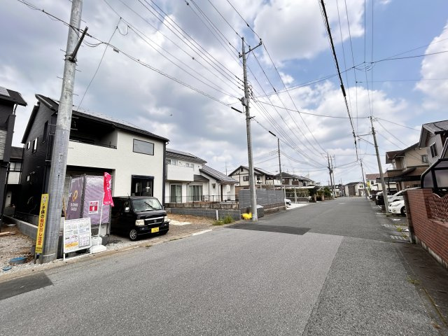 【ブルーミングガーデン】宇都宮市東原町 全2棟の前面道路含む現地写真|〇分譲地〇
前面道路はゆとりの7.5ｍ幅。
車の出し入れもスムーズで、来客時も安心♪
開放感のある街並みに、暮らしやすさが広がります！
※2026年7月撮影