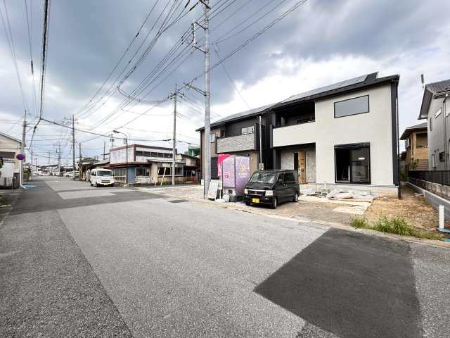 【ブルーミングガーデン】宇都宮市東原町 全2棟の前面道路含む現地写真|〇2号棟〇
並列3台駐車可能なゆとりのカースペース。
夫婦それぞれの車も、お客様のお車も余裕に対応できます☆
※2026年7月撮影