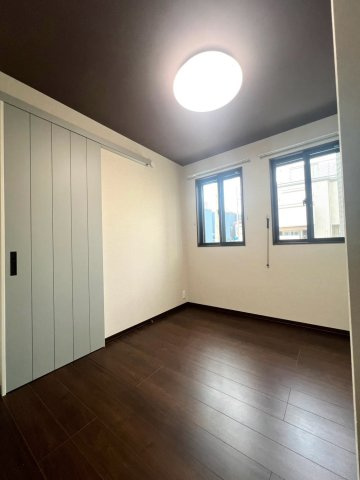 【洋室】 | 茅ヶ崎市中海岸3丁目中古戸建 | 1階洋室（約5.5帖）の別角度　窓はシャッター付きです。