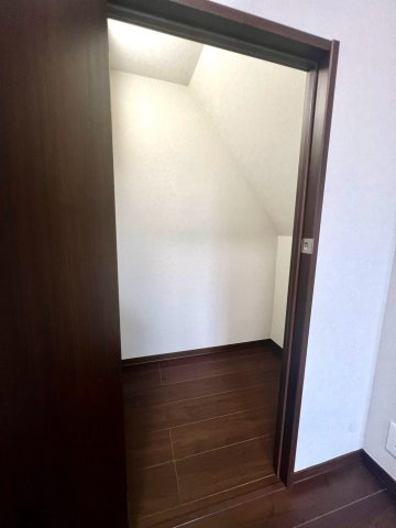 【収納】 | 茅ヶ崎市中海岸3丁目中古戸建 | 1階洋室（約5.5帖）の階段下収納