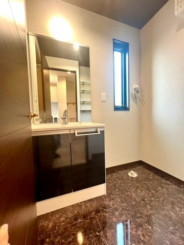 【脱衣所】 | 茅ヶ崎市中海岸3丁目中古戸建 | 独立洗面台と洗濯機置場