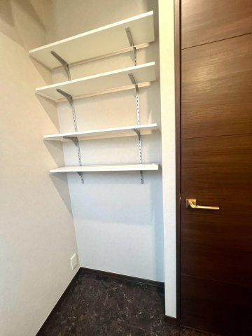 【脱衣所】 | 茅ヶ崎市中海岸3丁目中古戸建 | 脱衣室には便利な可動棚を設置
