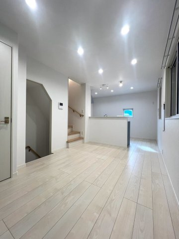 【居間・リビング】 | 茅ヶ崎市中海岸3丁目中古戸建 | LDK　約11帖