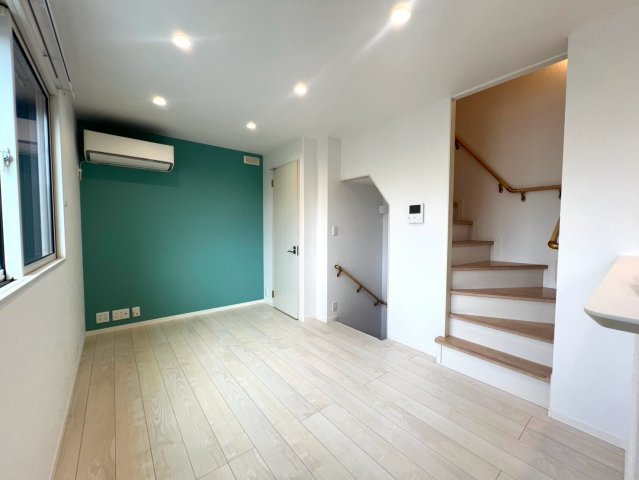 【居間・リビング】 | 茅ヶ崎市中海岸3丁目中古戸建 | LDK　約11帖の別角度（キッチン側から）