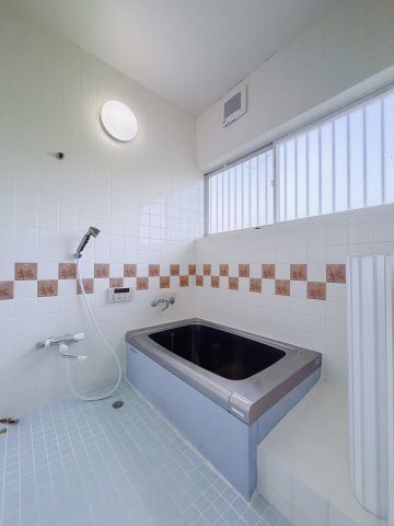 【中古戸建】足利市中川町の浴室|■浴室｜清潔感あふれる浴室です。1日の疲れを癒す、ゆったりとしたバスタイムをぜひお過ごしください(*＾＾*)大きな窓付きで嬉しい♪