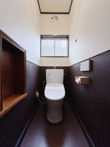 【中古戸建】足利市中川町のトイレ|■トイレ｜デザイン性に優れたトイレ♪オシャレなクロスは落ち着いた空間を演出し、ついつい長居してしまいます。