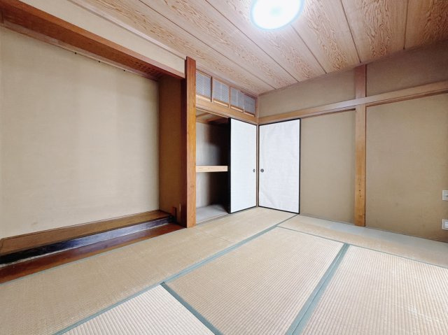 【中古戸建】足利市中川町の和室|■和室｜和室を書斎にしたり、冬にはコタツを敷いて家族みんなで年越しをするのもいいですね。家族みんなのお気に入りの空間になります♪