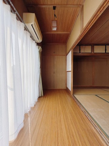 【中古戸建】足利市中川町のその他共用部分|■縁側｜日常に”ほっと一息”をプラスしてくれる縁側。四季を感じながら、ゆったりとした時間を楽しめる贅沢な空間です♪