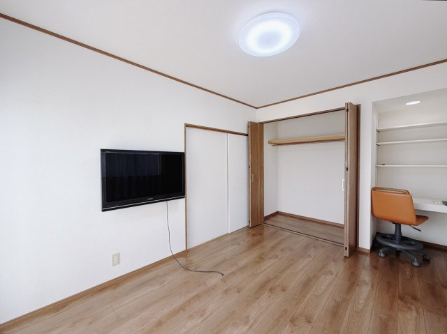 【中古戸建】足利市中川町の洋室|■洋室｜ナチュラルカラーの床です。模様替えなどとても楽しく工夫できます♪デスクスペースがあるので、お仕事や勉強も捗りますね♪
