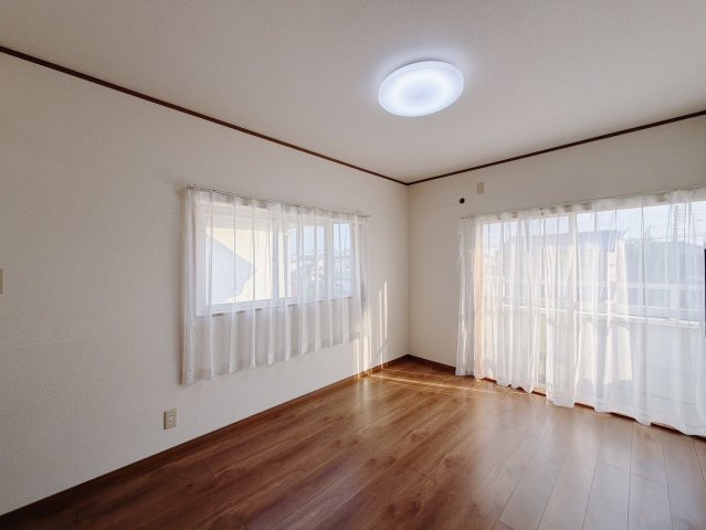 【中古戸建】足利市中川町の洋室|■洋室｜ほっと安らぐ落ち着いたナチュラルな色合い。ウッドの質感でお部屋も心もやさしいぬくもりに包まれます。明るい日差しが降り注ぐお部屋に、居心地の良さを感じます♪
