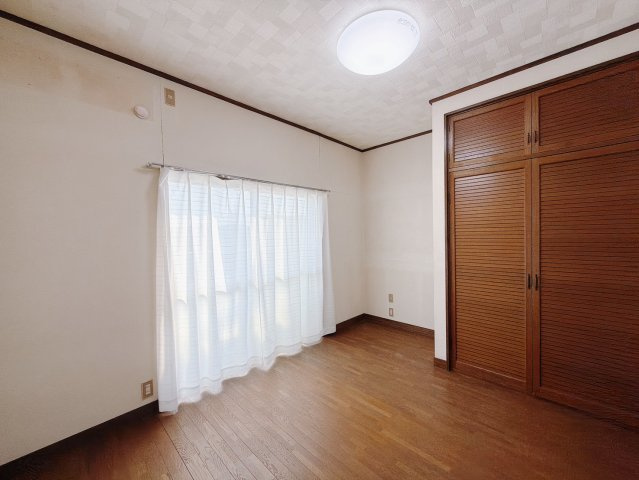 【中古戸建】足利市中川町の洋室|■洋室｜2階各居室には収納をご用意しています♪常にお部屋を綺麗に保てます！小さなお子様も自然とお片付けができるようになるのでうれしいですよね！