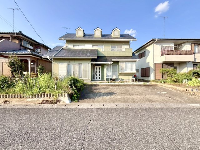 【中古戸建】足利市中川町の外観|■外観｜ちょっとしたガーデニングや家庭菜園を楽しめる庭スペースがあり、日々の暮らしに彩りをプラスしてくれます♪