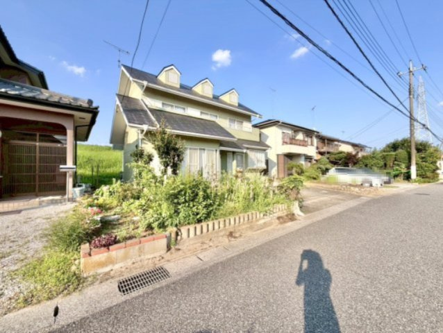 【中古戸建】足利市中川町の外観|■外観｜周囲の見渡しが良く、車の出入りの際も安全確認がしやすいため、小さなお子様がいるご家庭でも安心です♪