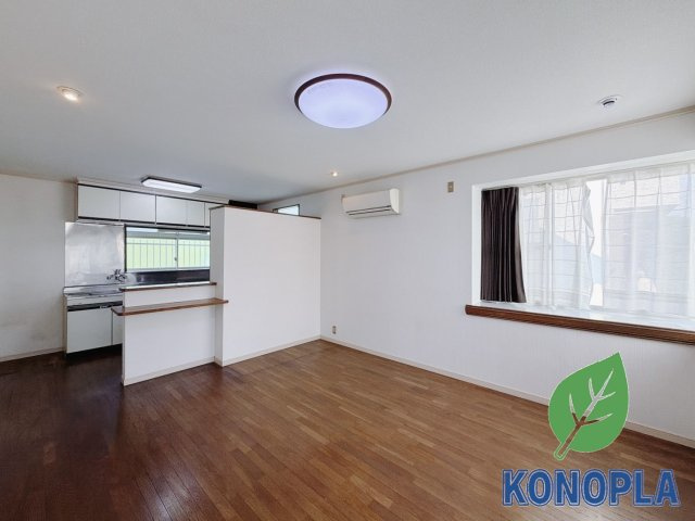 【中古戸建】足利市中川町の居間・リビング|■リビング｜ナチュラルな質感で魅せる、くつろぎの時間。ゆっくりとした時間が流れるリビングで、家族だんらんのひと時をお過ごしいただけます。