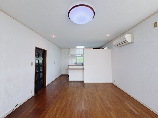 【中古戸建】足利市中川町の居間・リビング|■リビング｜家族が集まる団らんのひととき、ひとりでリラックスしたい夜、ゲストを招いてわいわい過ごす休日、どんなシーンにも対応できるリビングです。