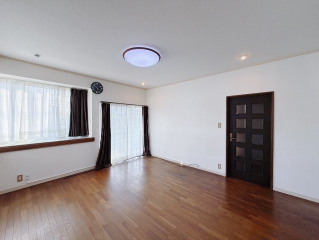 【中古戸建】足利市中川町の居間・リビング|■リビング｜落ち着きのある表情を見せるリビングダイニング。太陽の光がたっぷり差し込むリビングは、自然とご家族が集まる居心地の良い空間です♪