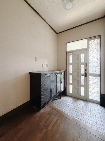 【中古戸建】足利市中川町の玄関|■玄関｜毎日の「いってらっしゃい」や「お帰りなさい」を大切なご家族と過ごす玄関は〈使いやすさ〉を追求しております。玄関横の物入は急な来客時でもさっとお片付けできるスペースを確保しています。