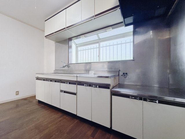 【中古戸建】足利市中川町のキッチン|■キッチン｜大きなお鍋や調理用具のも出し入れラクラクな収納がたっぷり！毎日使う場所だからこそ、無理のない姿勢で作業できるのは嬉しいポイントですね(*＾＾*)♪