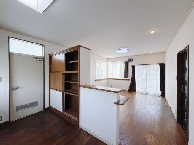 【中古戸建】足利市中川町のキッチン|■キッチン｜リビングまでの見通しが良く、家事をしながらでも、お子様の様子を見られるようになっています。お子様がいつもママのそばにいる安心感も生まれます♪