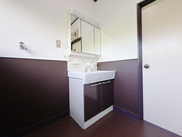 【中古戸建】足利市中川町の独立洗面台|■洗面室｜三面鏡の洗面台は鏡の裏が収納ポケットになっているので、ヘアケア用品や歯ブラシなどでごちゃつきがちな洗面台周りがスッキリ片付きます。　