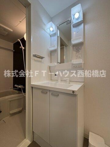 ケイディーエックスレジデンス原木中山の洗面所