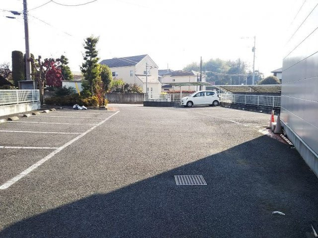 レオパレスシモツマの駐車場