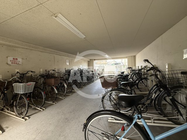 クローバーハイツ市岡　市岡小学校の設備|クローバーハイツ市岡　駐輪場