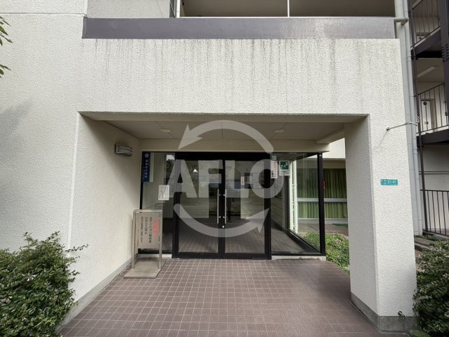 クローバーハイツ市岡　市岡小学校のエントランス|クローバーハイツ市岡　エントランス