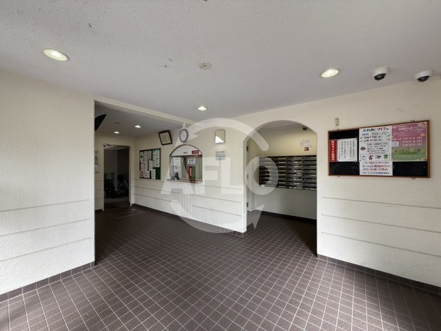 クローバーハイツ市岡　市岡小学校のロビー|クローバーハイツ市岡　ロビー