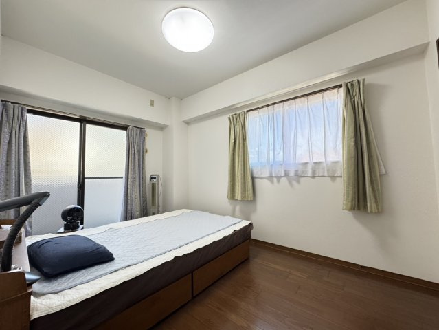 ディオレ新神戸A棟の洋室|２面採光が取れて明るいお部屋です。
※リフォーム前の写真です。（2025年7月）