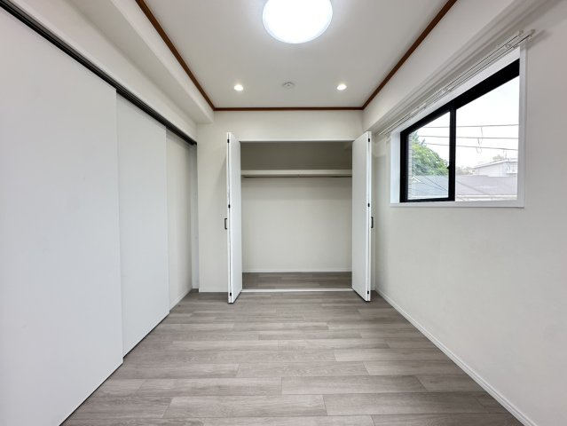 ディオレ新神戸A棟の玄関|２面採光が取れて明るいお部屋です。
※リフォーム前の写真です。（2025年7月）